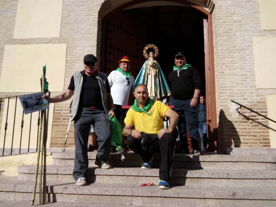 Un millar de personas participan en el traslado, al mismo tiempo que aprovechan el día también para pasear por el paraje y almorzar en el mismo.