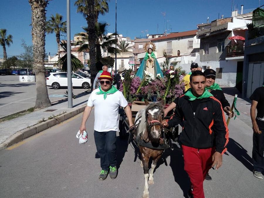 Un millar de personas participan en el traslado, al mismo tiempo que aprovechan el día también para pasear por el paraje y almorzar en el mismo.
