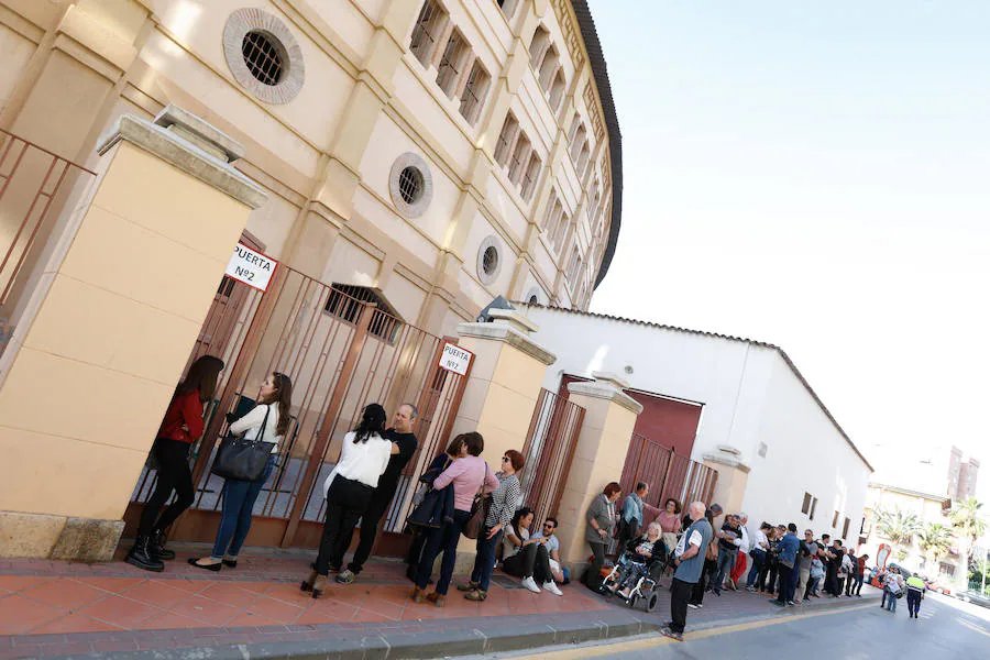 Largas colas en la Plaza de Toros para asistir a uno de los conciertos del año en la capital