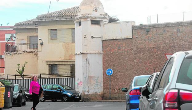 Una de las torres, parte del muro y una zona auxiliar de la antigua cárcel de San Antón, en una imagen reciente. 