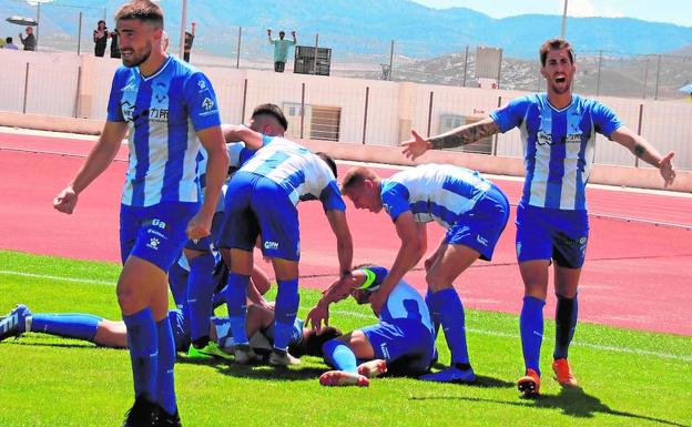 Los jugadores del Jumilla celebran el gol de Carlos Álvarez de penalti.