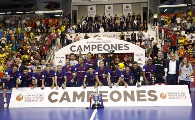 Los jugadores del Barça, con el título de Copa conquistado en Ciudad Real. 