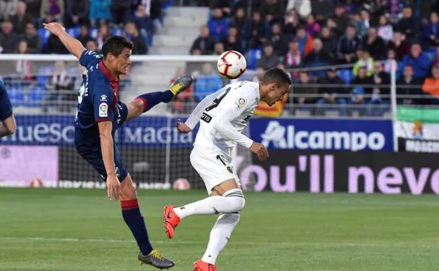 Mantovani disputa un balón con Rodrigo. 
