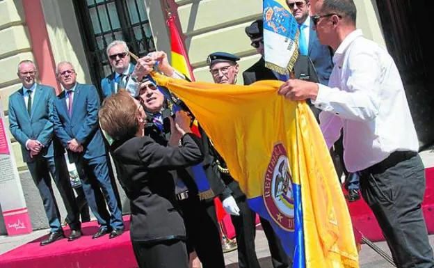 Imposición de la corbata a la bandera de Colombia. 