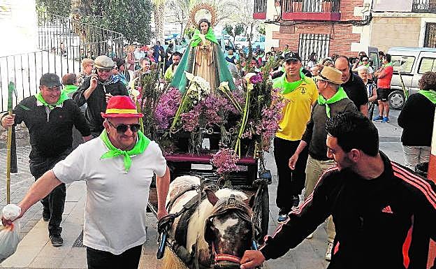 Los romeros escoltan a la Virgen del Monte hasta el paraje de La Muela. 