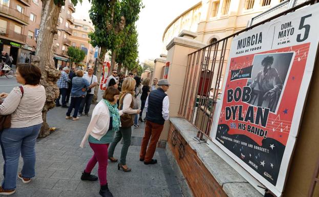 Cartel del concierto en el exterior de la Condomina momentos antes de la actuación. 