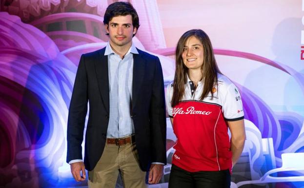 El español Carlos Sainz, piloto de McLaren, y la colombiana Tatiana Calderón, piloto de desarrollo de Alfa Romeo, durante la presentación del Gran Premio de España. 