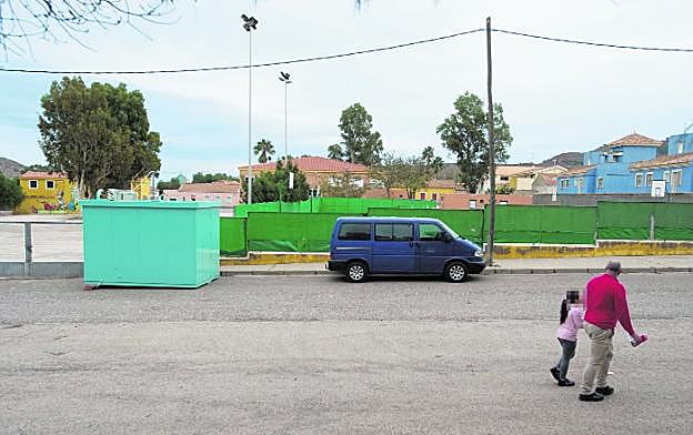 La caseta de medición del aire, de color verde, junto al colegio del Llano en noviembre. 