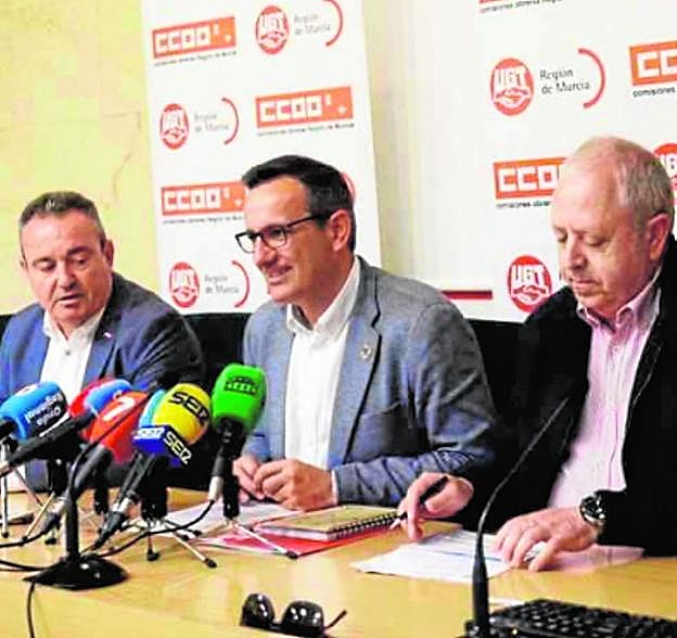 Diego Conesa junto a los representantes de CC OO y UGT. 