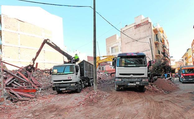 Trabajos de derribo del edificio de la comisaría, ayer. 