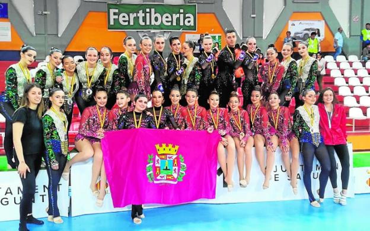 Los equipos de Cartagena, con sus medallas, en Sagunto. 