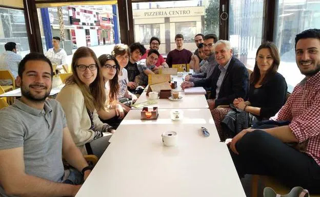 Un grupo de estudiantes se reúne con Francisco Saavedra, candidato del PSOE a la alcaldía de Alcantarilla.