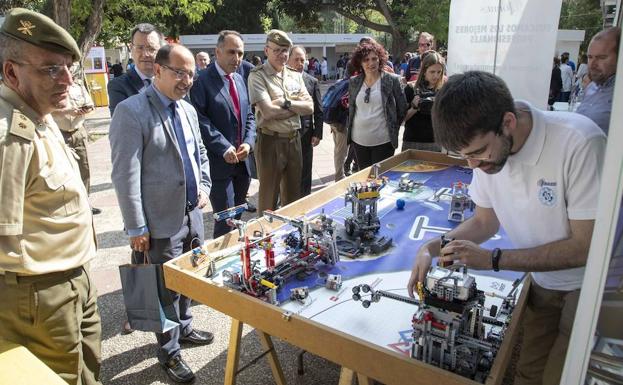 Las autoridades observan uno de los experimentos del Campus de Ingeniería de la UPCT.