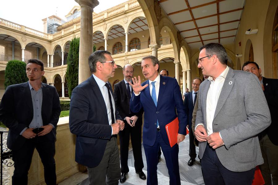 El expresidente del Gobierno vaticina que en España se tardará generaciones «en volver a reconocer y rendir homenaje» a las víctimas del Franquismo