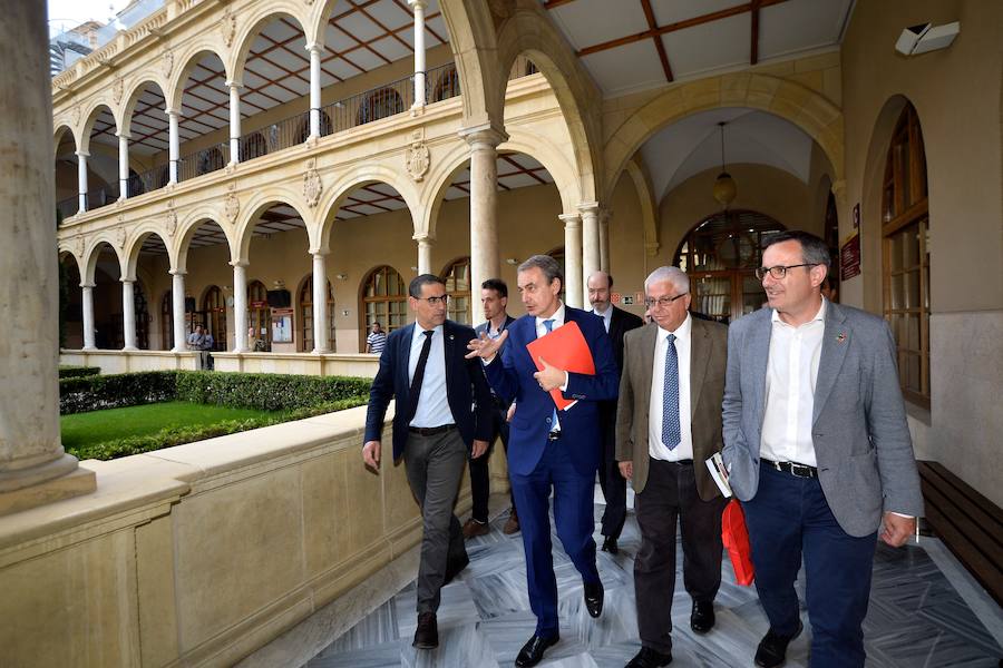 El expresidente del Gobierno vaticina que en España se tardará generaciones «en volver a reconocer y rendir homenaje» a las víctimas del Franquismo