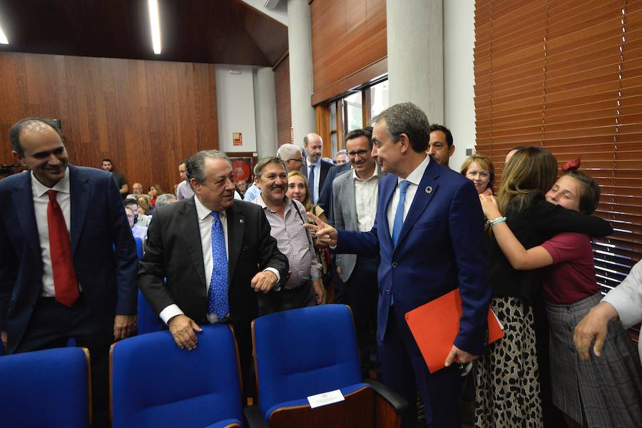 El expresidente del Gobierno vaticina que en España se tardará generaciones «en volver a reconocer y rendir homenaje» a las víctimas del Franquismo