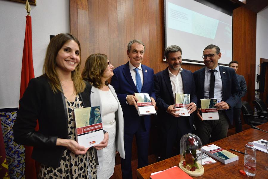 El expresidente del Gobierno vaticina que en España se tardará generaciones «en volver a reconocer y rendir homenaje» a las víctimas del Franquismo