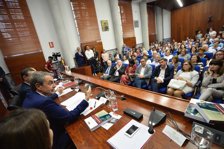 El expresidente del Gobierno vaticina que en España se tardará generaciones «en volver a reconocer y rendir homenaje» a las víctimas del Franquismo