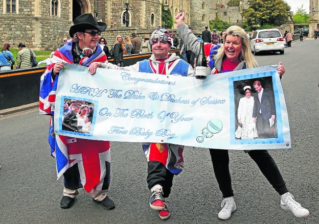 Fans de la realeza británica festejan en las calles el alumbramiento del primer hijo de los duques de Sussex. 