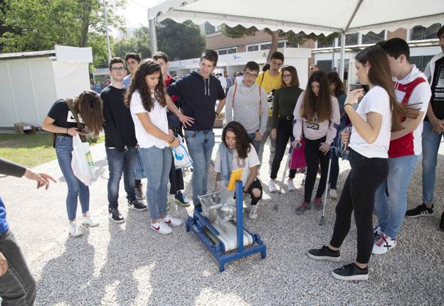 Un grupo de estudiantes comprueba cómo funciona una sembradora hortícola en el Campus de la Ingeniería.