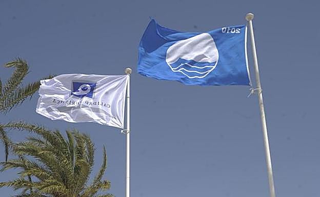 Imagen de archivo de una bandera azul en una playa del Mar Menor. 