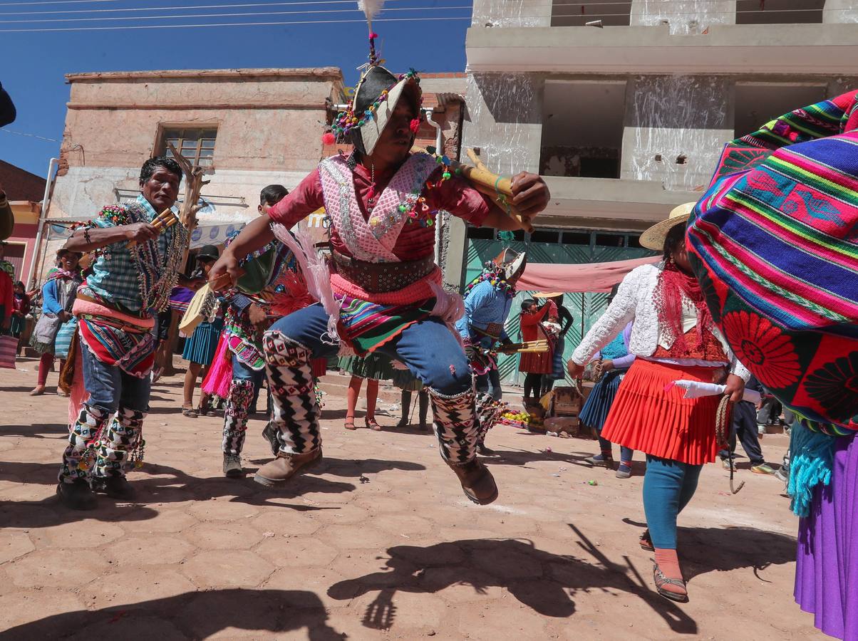 Indígenas bolivianos de Potosí festejan durante la tradicional fiesta de la Cruz en San Pedro de Macha (Bolivia). Puñetazo a puñetazo, unas gotas de sangre riegan la Pachamama, la Madre Tierra, en una de las tradiciones milenarias más singulares de Bolivia, el tinku o encuentro de Macha. 