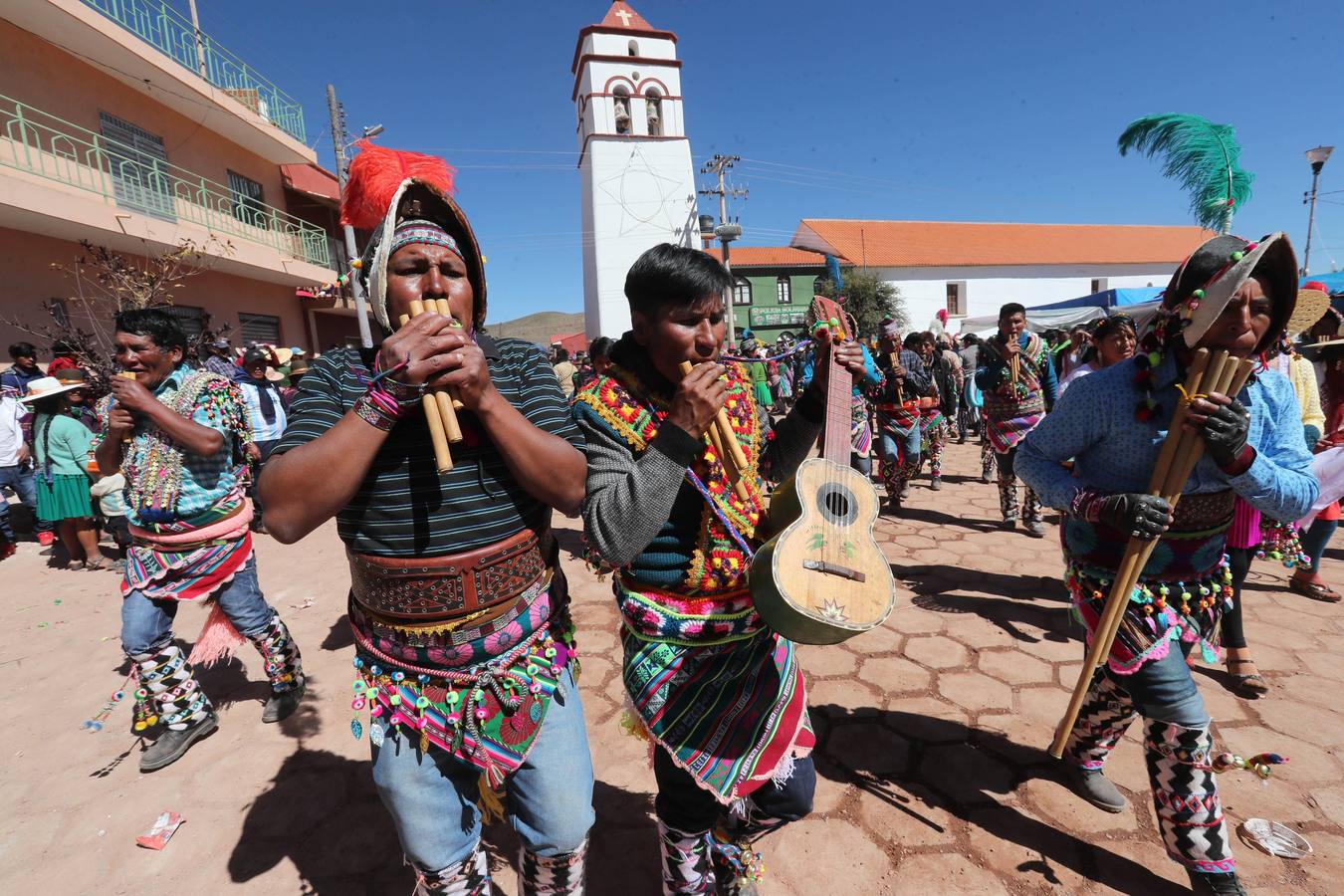 Indígenas bolivianos de Potosí festejan durante la tradicional fiesta de la Cruz en San Pedro de Macha (Bolivia). Puñetazo a puñetazo, unas gotas de sangre riegan la Pachamama, la Madre Tierra, en una de las tradiciones milenarias más singulares de Bolivia, el tinku o encuentro de Macha. 