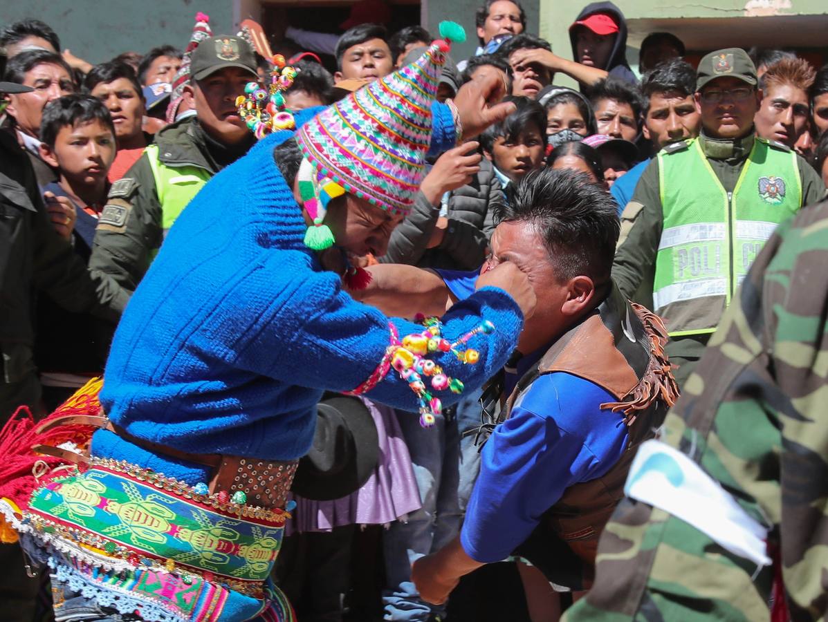 Indígenas bolivianos de Potosí festejan durante la tradicional fiesta de la Cruz en San Pedro de Macha (Bolivia). Puñetazo a puñetazo, unas gotas de sangre riegan la Pachamama, la Madre Tierra, en una de las tradiciones milenarias más singulares de Bolivia, el tinku o encuentro de Macha. 