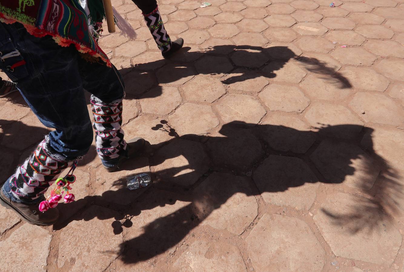 Indígenas bolivianos de Potosí festejan durante la tradicional fiesta de la Cruz en San Pedro de Macha (Bolivia). Puñetazo a puñetazo, unas gotas de sangre riegan la Pachamama, la Madre Tierra, en una de las tradiciones milenarias más singulares de Bolivia, el tinku o encuentro de Macha. 