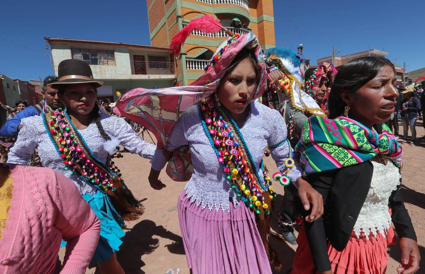 Indígenas bolivianos de Potosí festejan durante la tradicional fiesta de la Cruz en San Pedro de Macha (Bolivia). Puñetazo a puñetazo, unas gotas de sangre riegan la Pachamama, la Madre Tierra, en una de las tradiciones milenarias más singulares de Bolivia, el tinku o encuentro de Macha. 