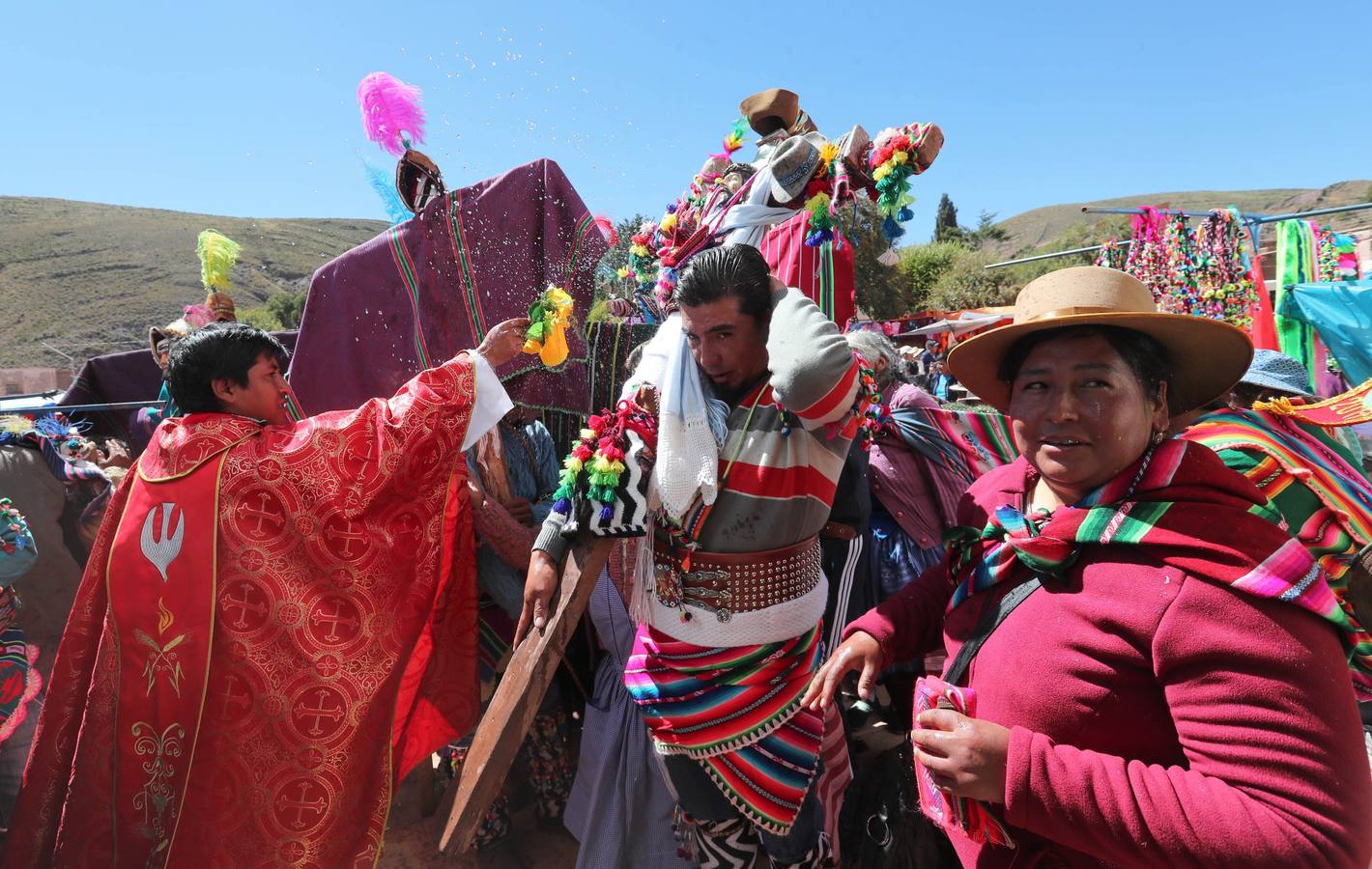 Indígenas bolivianos de Potosí festejan durante la tradicional fiesta de la Cruz en San Pedro de Macha (Bolivia). Puñetazo a puñetazo, unas gotas de sangre riegan la Pachamama, la Madre Tierra, en una de las tradiciones milenarias más singulares de Bolivia, el tinku o encuentro de Macha. 