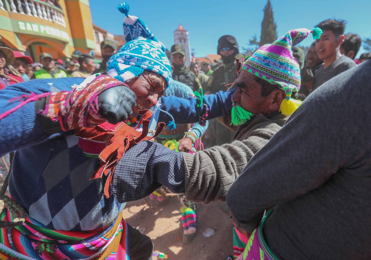 Indígenas bolivianos de Potosí festejan durante la tradicional fiesta de la Cruz en San Pedro de Macha (Bolivia). Puñetazo a puñetazo, unas gotas de sangre riegan la Pachamama, la Madre Tierra, en una de las tradiciones milenarias más singulares de Bolivia, el tinku o encuentro de Macha. 