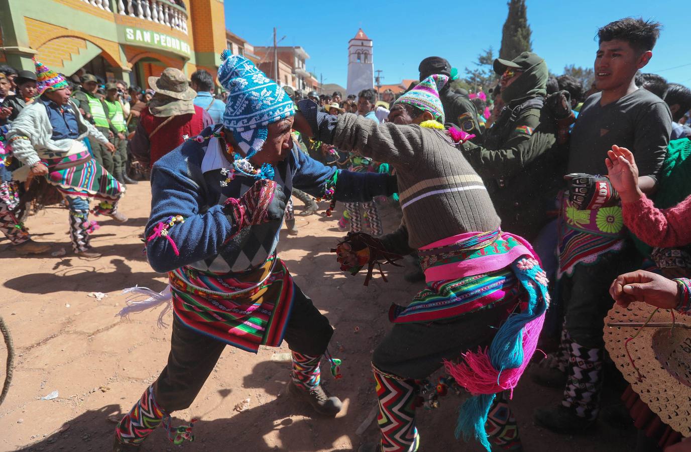 Indígenas bolivianos de Potosí festejan durante la tradicional fiesta de la Cruz en San Pedro de Macha (Bolivia). Puñetazo a puñetazo, unas gotas de sangre riegan la Pachamama, la Madre Tierra, en una de las tradiciones milenarias más singulares de Bolivia, el tinku o encuentro de Macha. 