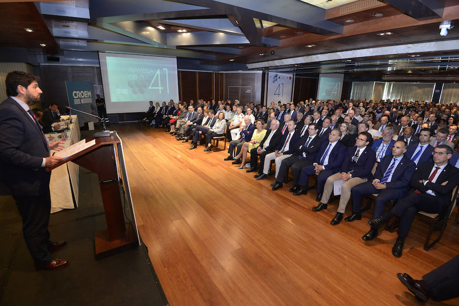 La patronal hace una modificación estatutaria en su 41 Asamblea General para reforzar la presencia de todos los sectores en sus órganos de gobierno. Los empresarios exigen al Gobierno escalonar el control de horarios ante las dudas de las pymes