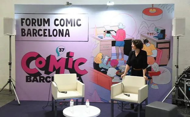 Ana Galvañ, junto a su diseño para el salón Comic Barcelona.