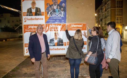 Padín, anoche, con militantes de Cs. 