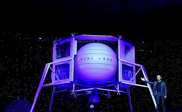Jeff Bezos, junto a módulo lunar de Blue Moon.