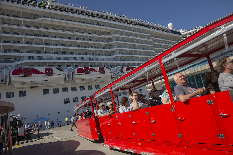 El navío, que en su primera escala trajo a cerca de 2.813 viajeros cuenta con diez bares, trece restaurantes, una biblioteca, un casino y hasta un teatro.