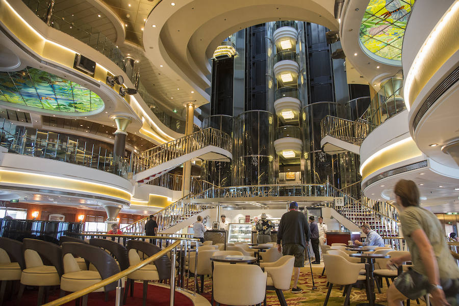 El navío, que en su primera escala trajo a cerca de 2.813 viajeros cuenta con diez bares, trece restaurantes, una biblioteca, un casino y hasta un teatro.