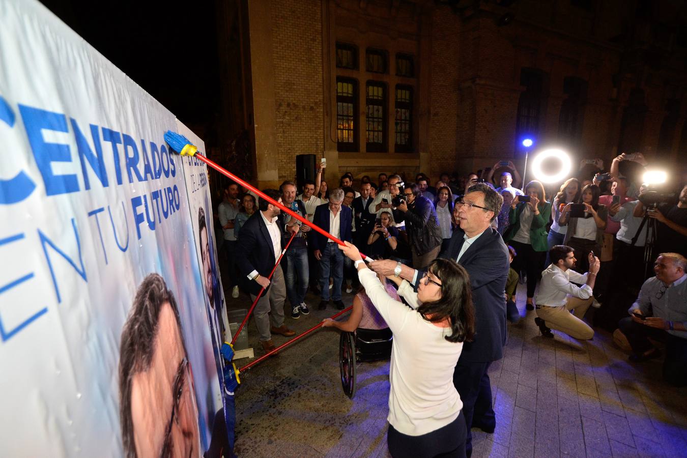 Pegada de carteles de Fernando López Miras (PP), Diego Conesa (PSOE), Óscar Urralburu (Podemos-Equo), Isabel Franco (Ciudadanos), Pascual Salvador (Vox) y Alberto Garre (Somos Región)