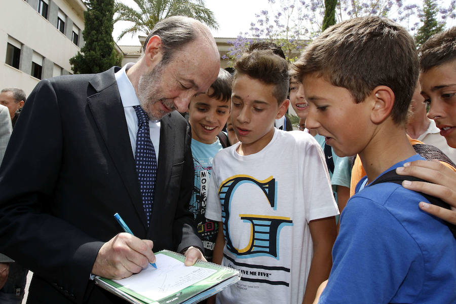 Tras inaugurar en 1987 el IES Felipe de Borbón, en Ceutí, Rubalcaba acudió al 25º aniversario del centro, en mayo de 2012.