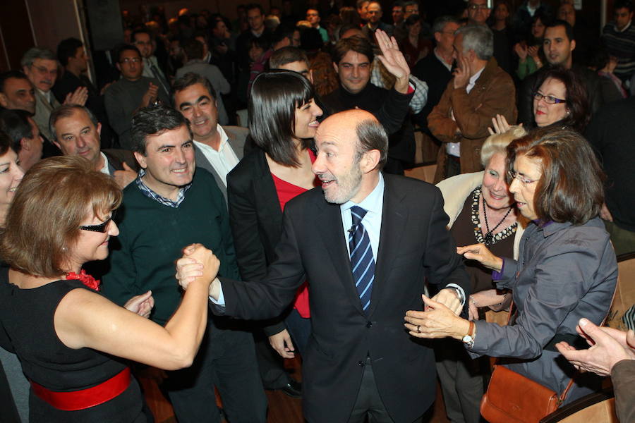 En enero de 2012, antes de las elecciones a la secretaría general del PSOE, Rubalcaba visitó Murcia y participó en un coloquio. En la foto, junto a Pedro Saura y María González Veracruz.