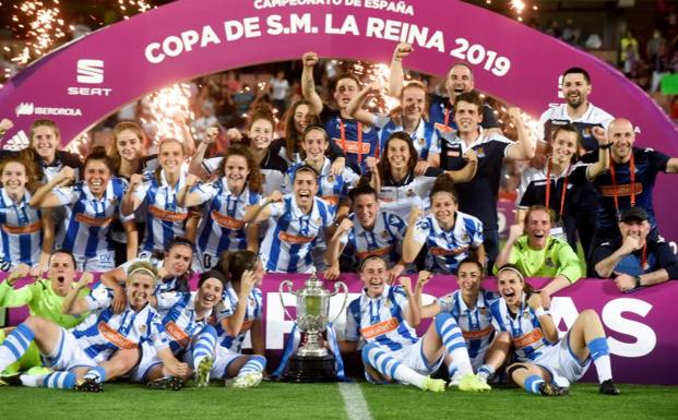 Las jugadoras de la Real Sociedad posan con el trofeo de la Copa de la Reina.