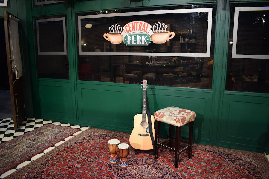 El escenario y la guitarra con la que el personaje de Phoebe (Lisa Kudrow) cantaba en la cafetería.