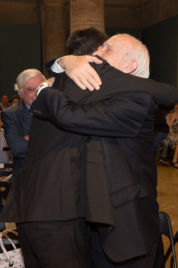 El Almudí acoge el acto conmemorativo del Día de Murcia, presidido por José Ballesta y en el que Mari Trini, Los Parrandboleros, la unidad de trasplantes de la Arrixaca y el grupo Virgen de la Vega recibieron las distinciones de la ciudad