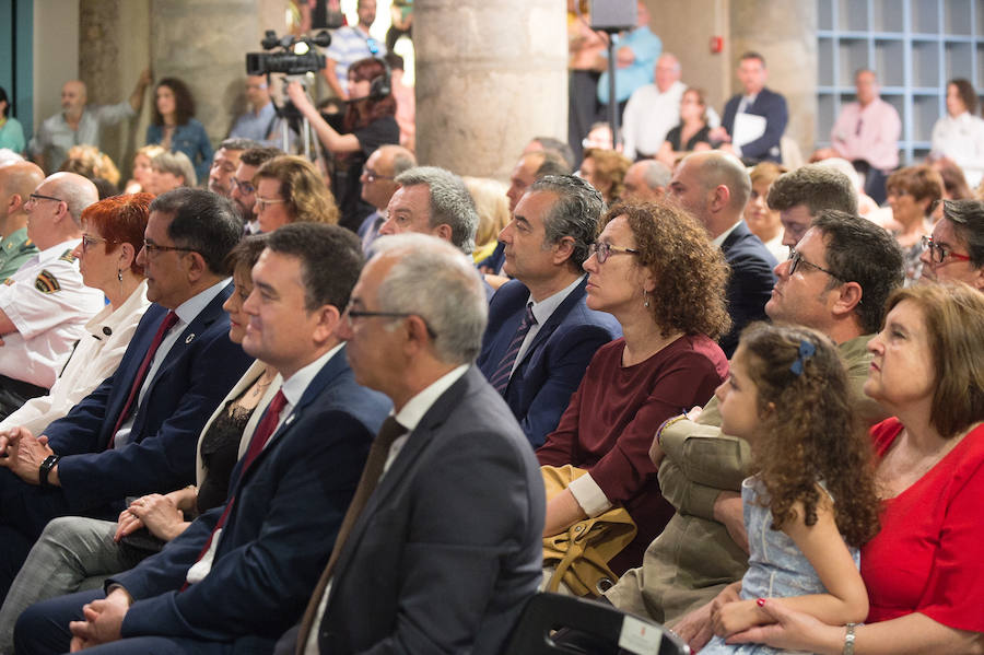 El Almudí acoge el acto conmemorativo del Día de Murcia, presidido por José Ballesta y en el que Mari Trini, Los Parrandboleros, la unidad de trasplantes de la Arrixaca y el grupo Virgen de la Vega recibieron las distinciones de la ciudad