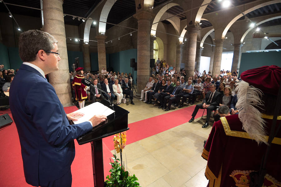 El Almudí acoge el acto conmemorativo del Día de Murcia, presidido por José Ballesta y en el que Mari Trini, Los Parrandboleros, la unidad de trasplantes de la Arrixaca y el grupo Virgen de la Vega recibieron las distinciones de la ciudad