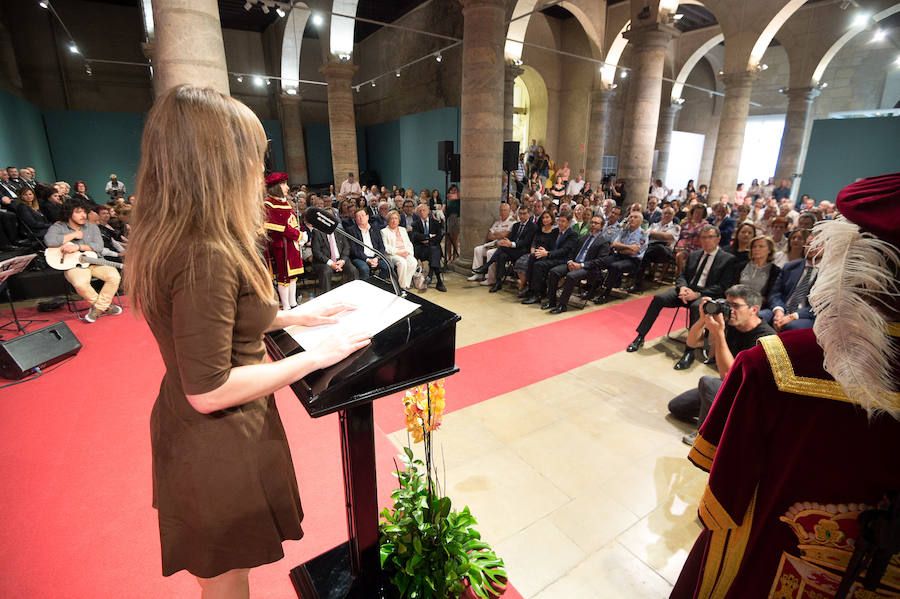 El Almudí acoge el acto conmemorativo del Día de Murcia, presidido por José Ballesta y en el que Mari Trini, Los Parrandboleros, la unidad de trasplantes de la Arrixaca y el grupo Virgen de la Vega recibieron las distinciones de la ciudad