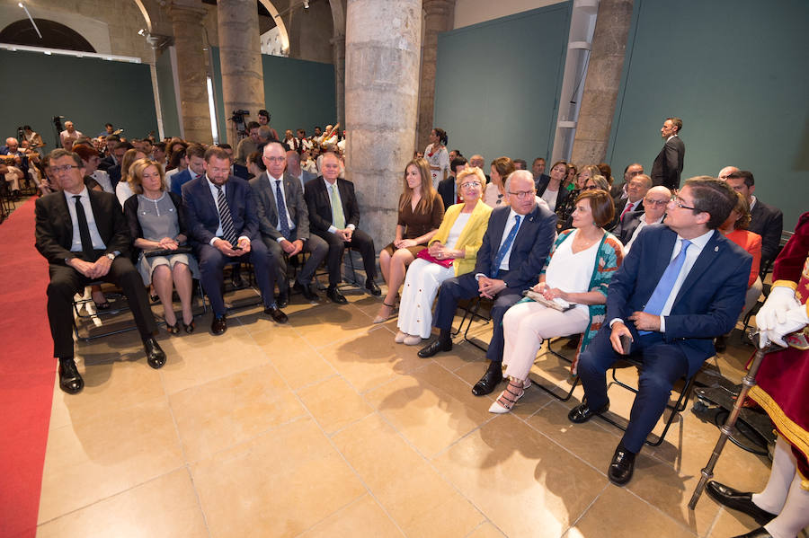 El Almudí acoge el acto conmemorativo del Día de Murcia, presidido por José Ballesta y en el que Mari Trini, Los Parrandboleros, la unidad de trasplantes de la Arrixaca y el grupo Virgen de la Vega recibieron las distinciones de la ciudad