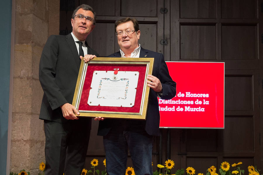 El Almudí acoge el acto conmemorativo del Día de Murcia, presidido por José Ballesta y en el que Mari Trini, Los Parrandboleros, la unidad de trasplantes de la Arrixaca y el grupo Virgen de la Vega recibieron las distinciones de la ciudad